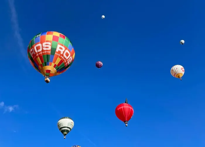 Large 3 Bed With Mountain Views, Pool And Gym